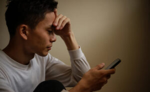 「元カノが忘れられない！」未練を断ち切る方法